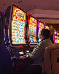 Bet placement and hand decisions on mobile